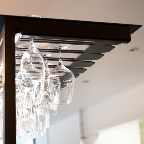 Structure métallique permettant le rangement de verres à pied