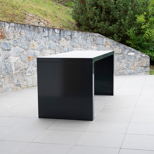 Table d'extérieur sur mesure, réalisée en collaboration avec Michelet paysagistes